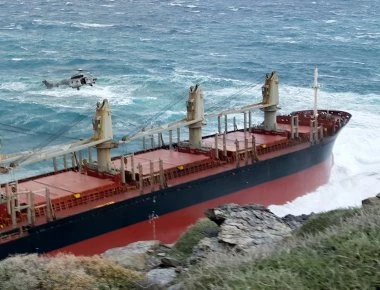Δεξαμενόπλοιο που μεταφέρει 1000 τόνους καυσίμων προσάραξε στην Μήλο
